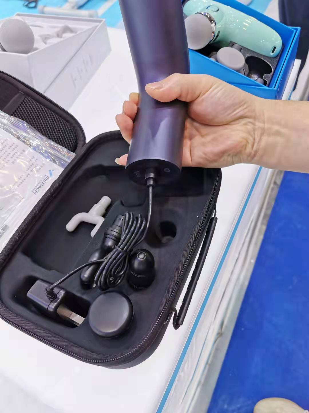 Cum este proiectat pinul pogo de încărcare pentru dispozitivul de machiaj?