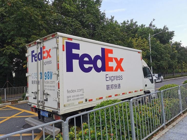 FedEx Livrare pogo ace bunuri către clienți